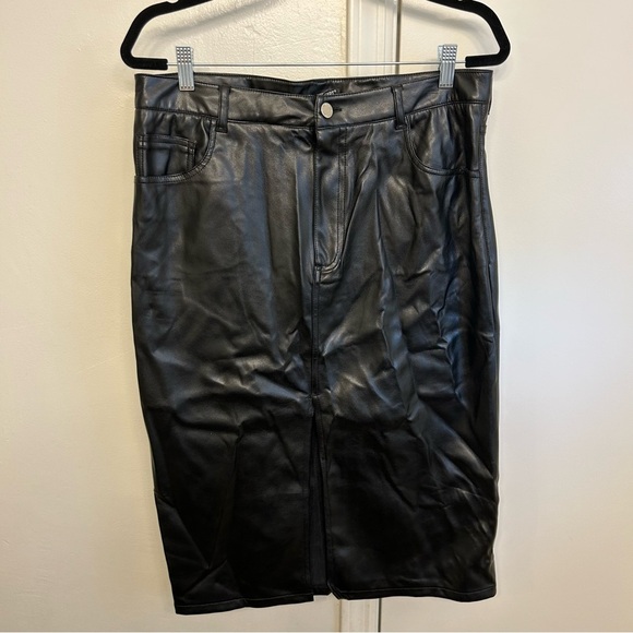 NWT Velvet Heart Black Midi Faux Leather Skirt with Middle Slit Size 31 - Picture 3 of 10